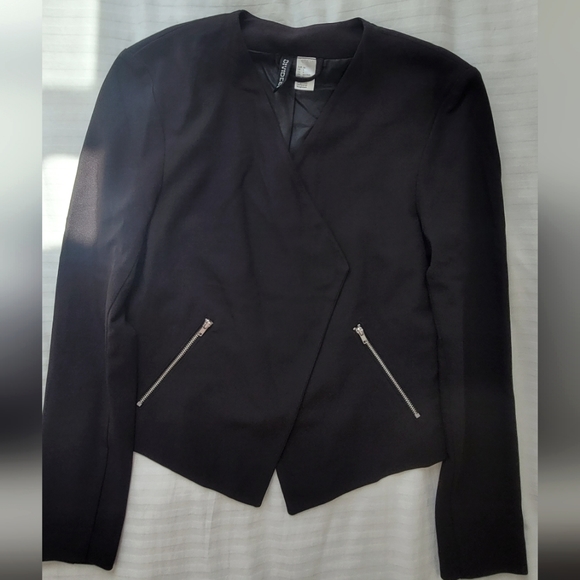 H&M, like new, black blazer, size 6 - Picture 5 of 5
